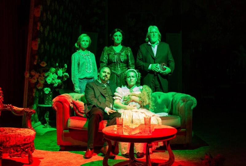 Żabusia w Teatrze Wybrzeże - spektakl o iluzji domowego szczęścia. Na zdjęciu: Justyna Bartoszewicz (Franciszka), Marzena Nieczuja-Urbańska (Milewska), Jerzy Gorzko (Milewski), na kanapie siedzą: Piotr Łukawski (Jan Bartnicki) i Agata Bykowska (Helena)