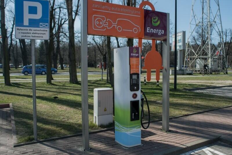 Rośnie zapotrzebowanie na stacje ładowania - zgodnie ze stanem na koniec czerwca br. w Gdańsku były już zarejestrowane 204 samochody elektryczne oraz 1706 hybrydowych.