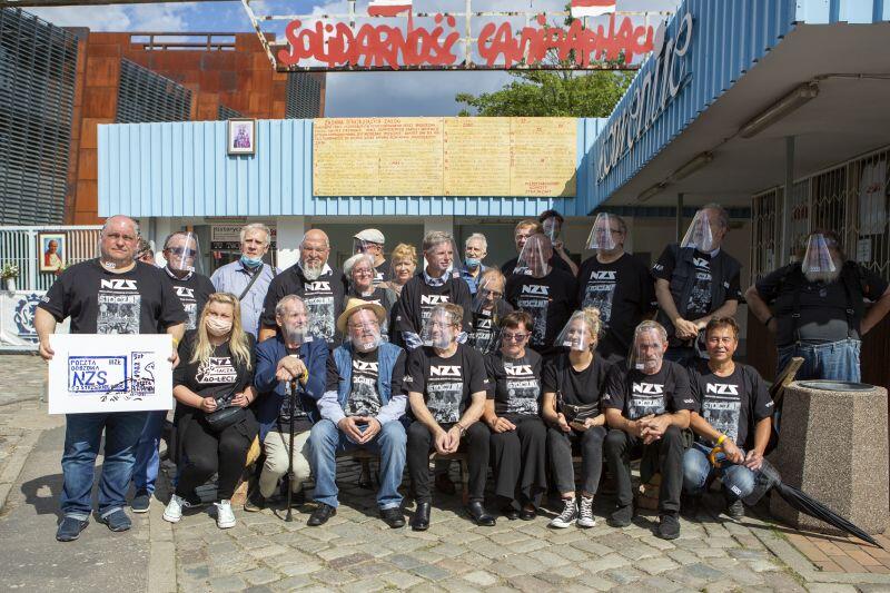 Pierwsi działacze Niezależnego Zrzeszenia Studentów i ławeczka przed Brama nr 2