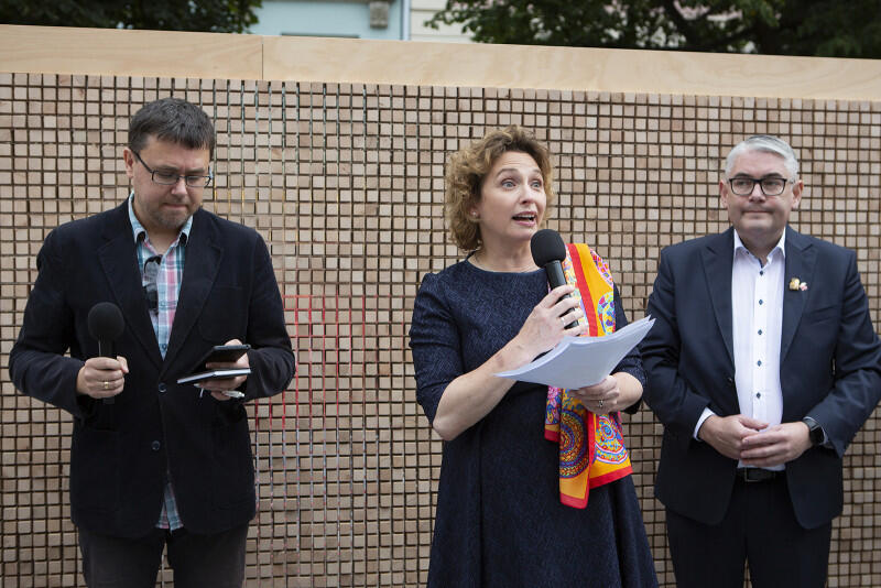 Przed Znikającym murem wiceprzewodnicząca Parlamentu Europejskiego Nicola Beer (w środku) i zastępca prezydent Gdańska Piotr Kowalczuk (z prawej)