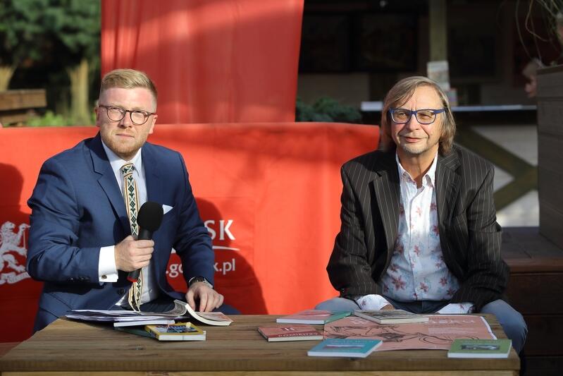 Dr Tomasz Snarski, dyrektor artystyczny festiwalu Wilno w Gdańsku, podczas rozmowy z Romualdem Mieczkowskim, autorem książki “Były sobie Fabianiszki, o jednej z dzielnic Wilna