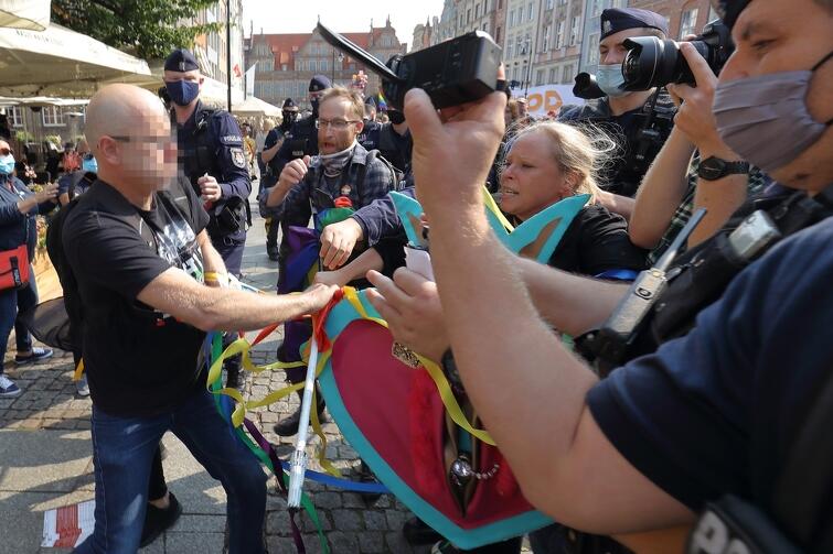 Mężczyzna, który zaatakował kobietę z tęczową waginą i wyrwał jej transparent, został obezwładniony, wylegitymowany, i jak poinformowała policja, zostanie wobec niego skierowany wniosek do sądu o ukaranie za zakłócenie porządku publicznego