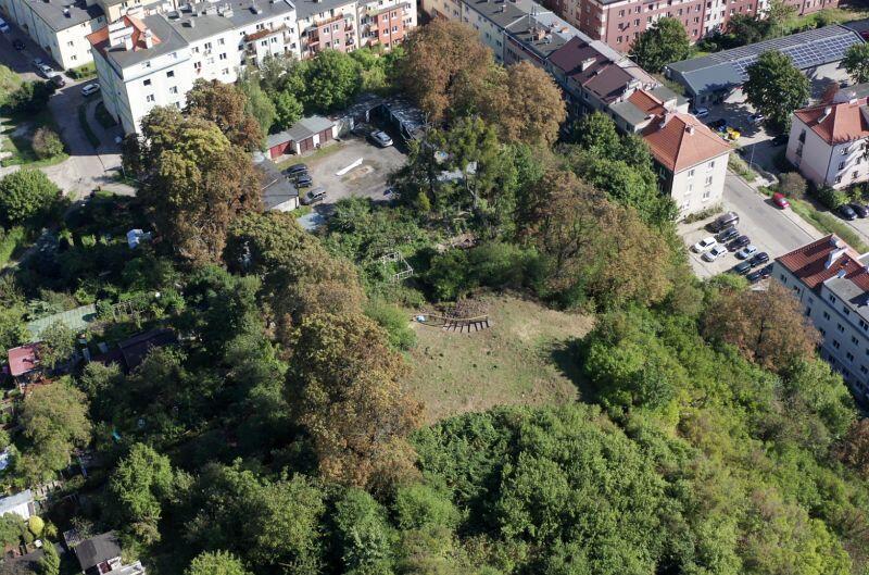 Winna Góra z lotu ptaka. Trwa porządkowanie terenu, a widoku nie pokazujemy, bo zachęcamy do udziału w uroczystym otwarciu