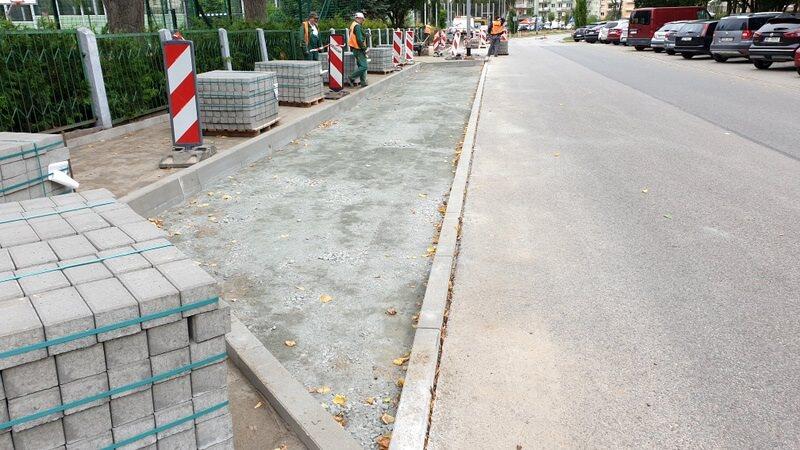Przy ul. Róży Ostrowskiej trwa budowa chodnika i miejsc postojowych