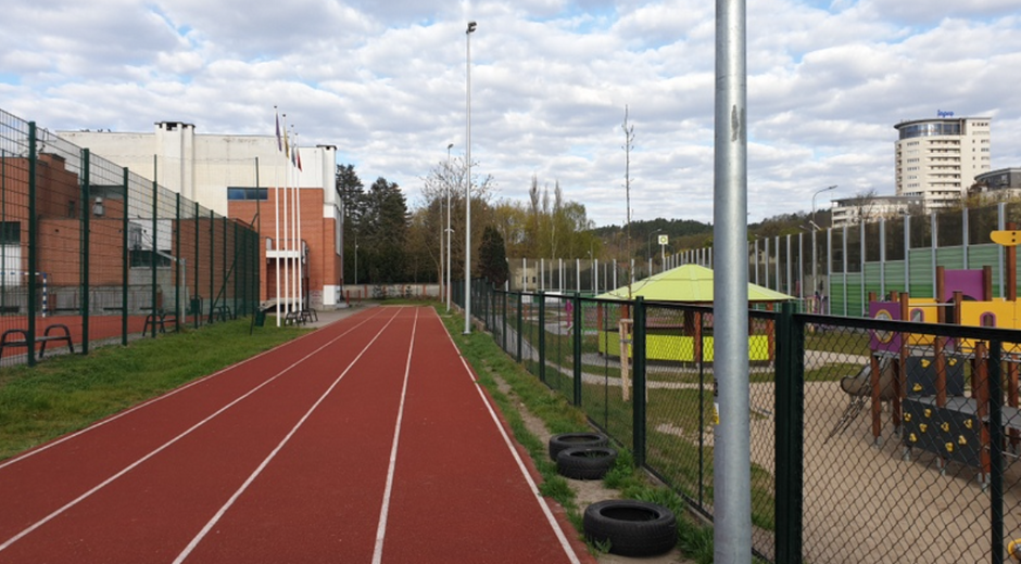 Na terenie Szkoły Podstawowej nr 27 zamontowano już oświetlenie i monitoring