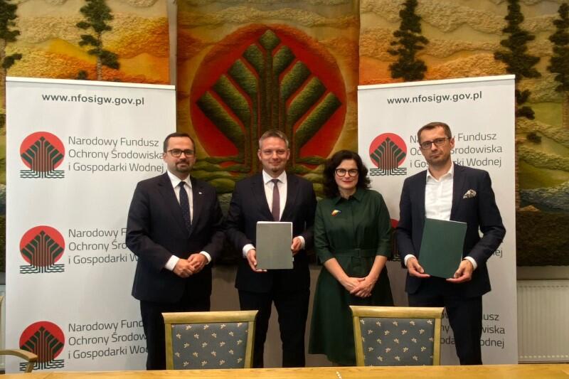 Tuż po podpisaniu umowy w Warszawie. Od lewej stoją: Marcin Horała - sekretarz stanu w Ministerstwie Infrastruktury, Dominik Bąk - zastępca prezesa NFOŚiGW, prezydent Gdańska Aleksandra Dulkiewicz i Sławomir Kiszkurno - prezes Portu Czystej Energii