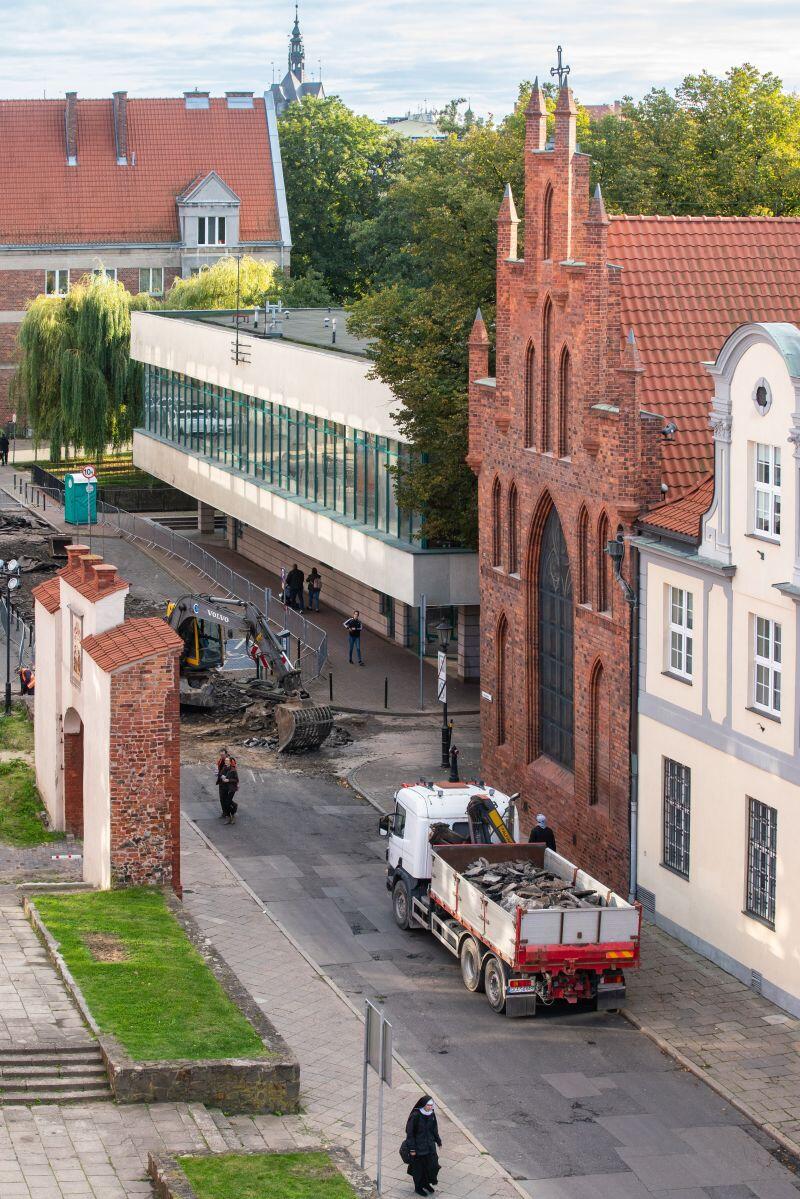 Widok z góry na ulicę, widać po prawej kościół św. Elżbiety, po lewej plac przed kościołem św. Józefa. Między nimi pracuje koparka i trwa remont