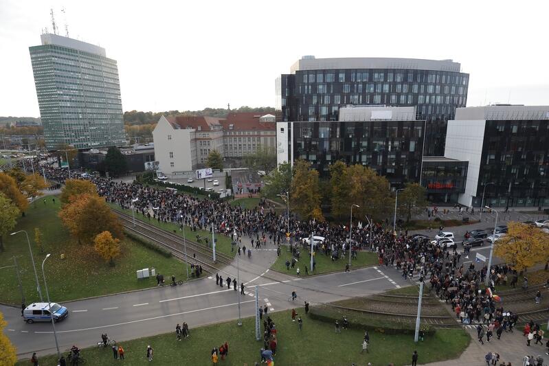 Widok ogólny z lotu ptaka ulicy Jana z Kolna, jedną z jezdni idzie duża grupa demonstrantów