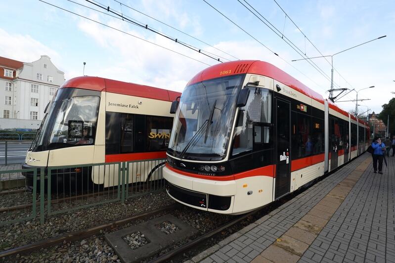 Dwa tramwaje Pesa Jezz na przystanku tramwajowy przy ul. 3 maja