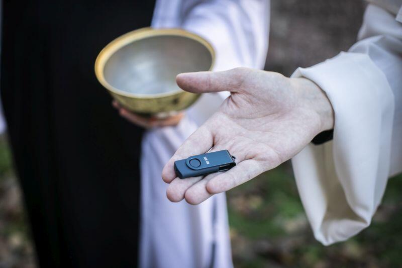 pendrive w dłoni