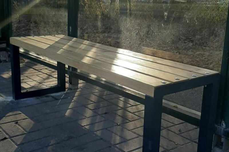 Ławka na przystanku autobusowym, ma długość 140 cm, jej konstrukcja jest stalowa, siedzisko wykonane z drewna liściastego o naturalnej jasnej kolorystyce.