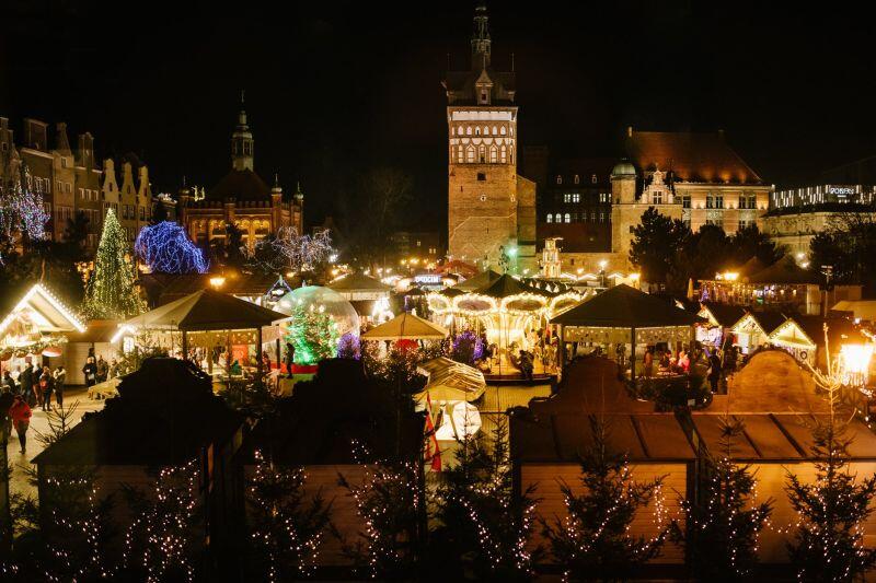 jarmark na targu węglowym, stoiska, karuzela, mnóstwo śiateł