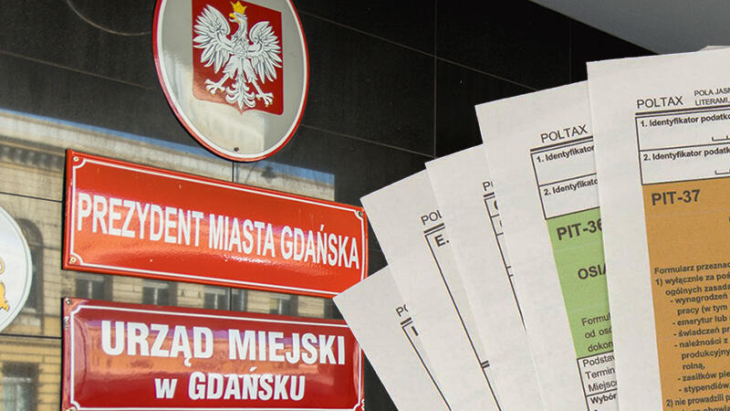Czerwone metalowe tablice na ścianie budynku, jedna z napisem: Prezydent Miasta Gdańska, druga: Urząd Miejski Gdańsk, fotomontaż w prawym rogu z pustych druków PIT