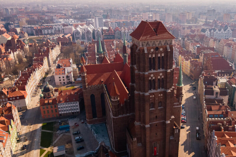 Panorama Gdańska, na pierwszym planie wieża bazyliki mariackiej, po lewej stronie ciąg zabytkowych kamienic