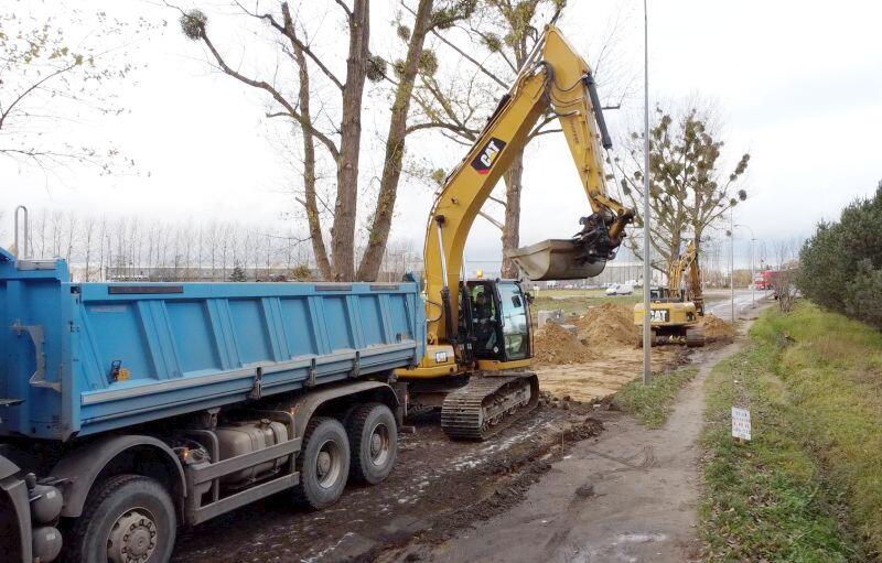 Kopara ładuje piach do cięzarówki