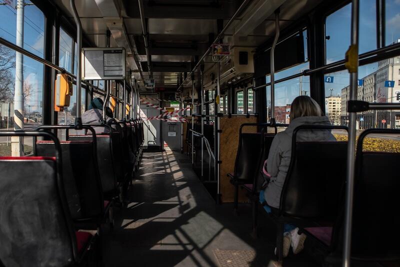 Pusty tramwaj w którym siedzi jedna kobieta