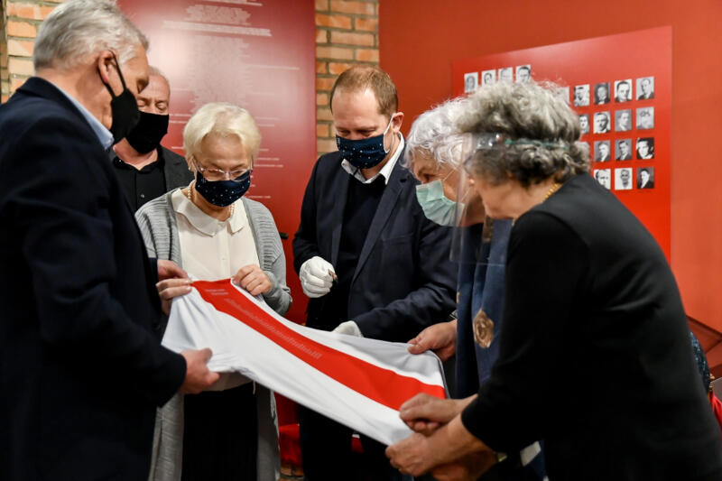 Na zdjęciu osoby trzymające koszulkę piłkarską. Od lewej: Władysław Barwiński prezes KS Gedania, Tomasz Szromnik, wiceprezes, Jolanta Sikorowska, Marek Adamkowicz oraz Barbara Janczukowicz i Henryka Flisykowska.