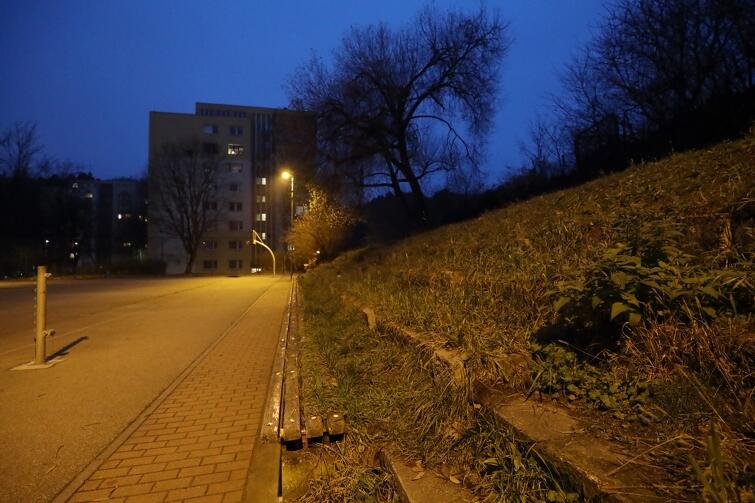 Na zdjęciu fragment zniszczonych trybun