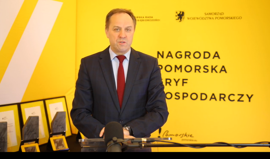 na zdjęciu marszałek województwa pomorskiego mieczysław struk, w ciemnym garniturze, po lewej widać statuetki Gryfa Gospodarczego