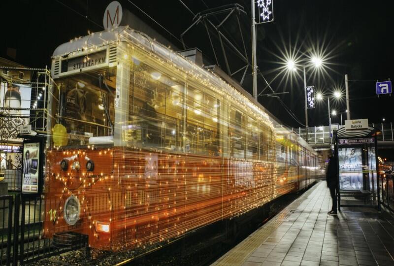 świąteczny tramwaj udekorowany lampkami