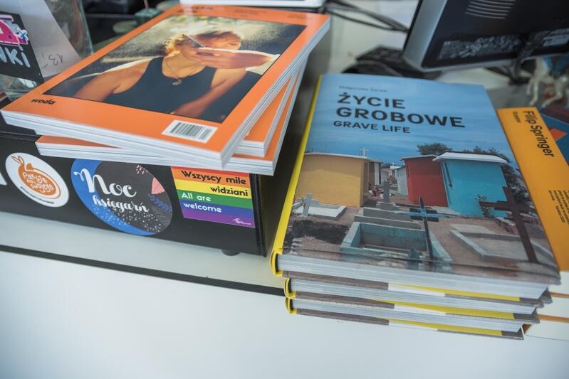 Dwie niewysokie sterty książek, stojące bezpośrednio jedna obok drugiej