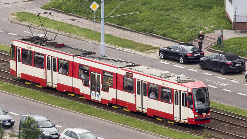 tramwaj biało czerwony