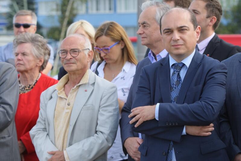 kilkuosobowa grupa osób uczestniczących w uroczystości