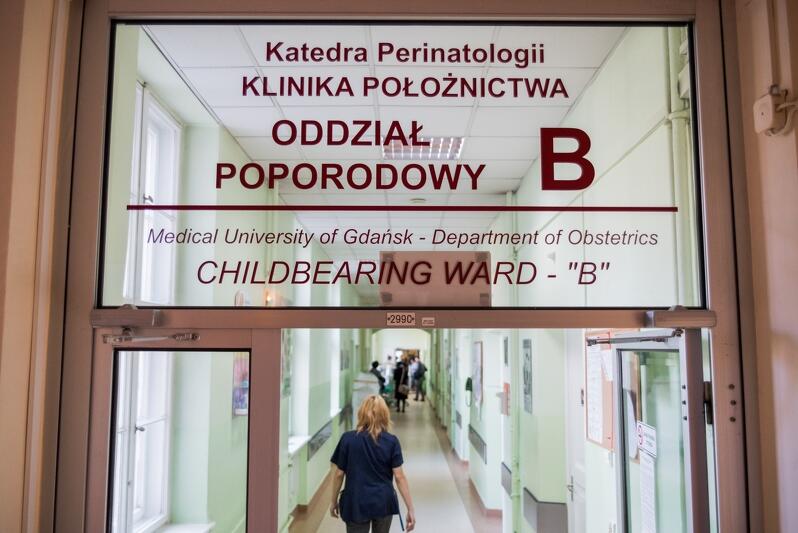 drzwi wejściowe na oddział porodowy, przeszlone