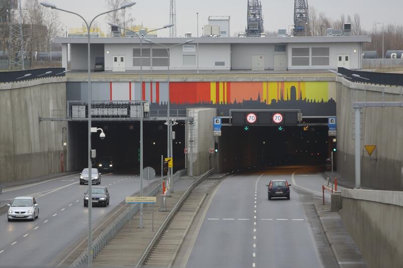 Tunel pod Martwą Wisłą, który posiada dwie nitki i cztery pasy ruchu dla samochodów
