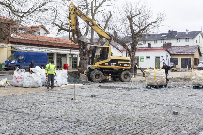 Koparka na placu budowy/remontu nawierzchni