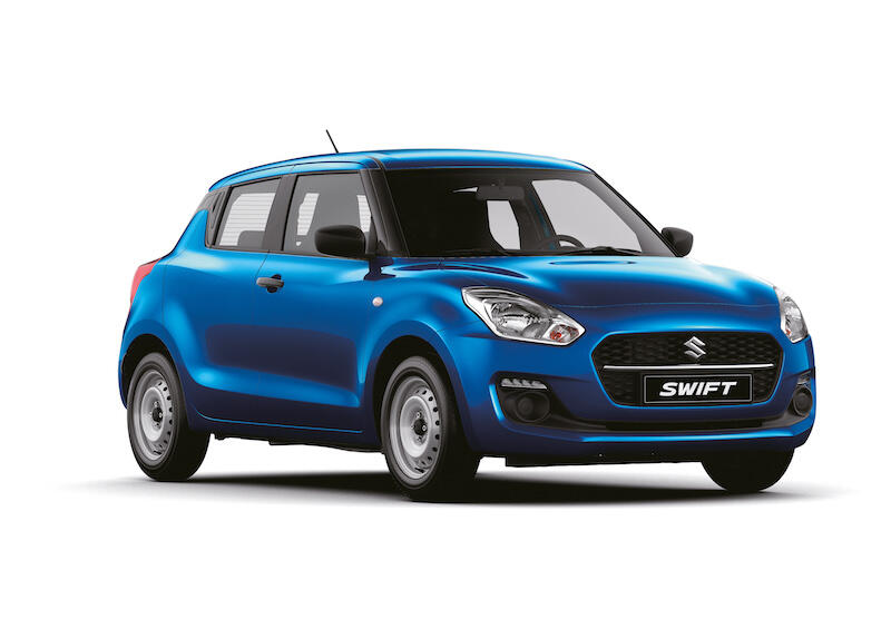 Granatowy samochód Suzuki Swift na białym tle