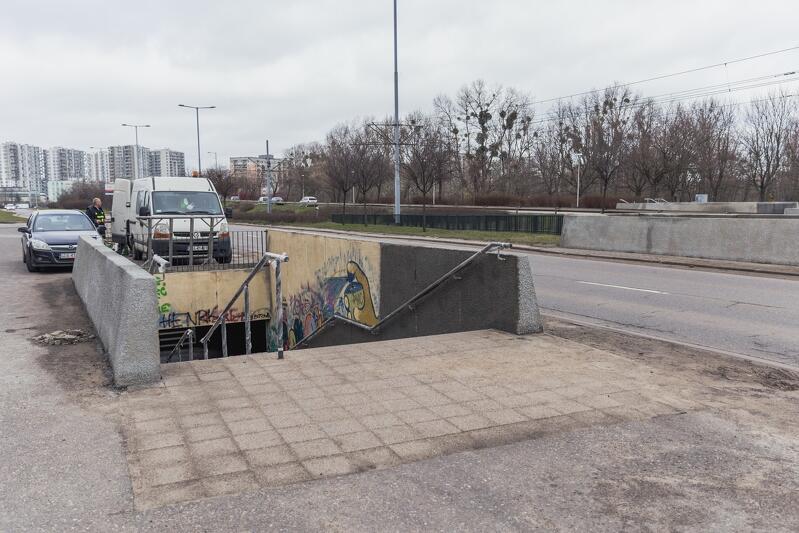 Przejście podziemne dla pieszych, obok ulica, za przejściem jadące samochody