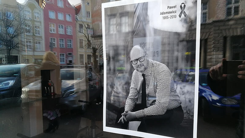 20 stycznia 2019. Gdańsk w żałobie po śmierci prezydenta. Zdjęcie z wizerunkiem Pawła Adamowicza w oknie zakładu fryzjerskiego