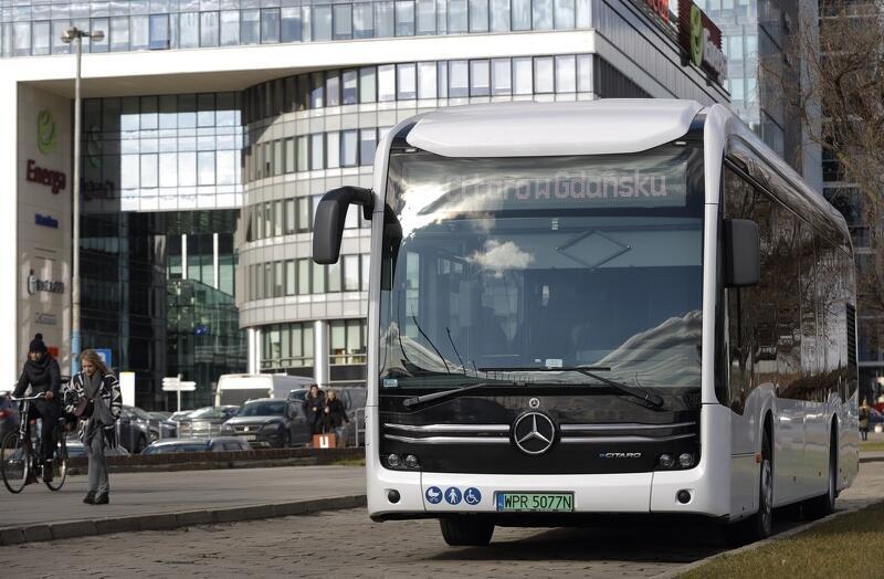 nowoczesny autobus Citaro stoi na tle nowoczesnych biurowców w Oliwie