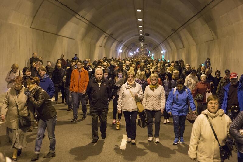 Widok na wnętrze tunelu pod Martwą Wisłą. Na fotografii tłumy osób poruszających się tunelem
