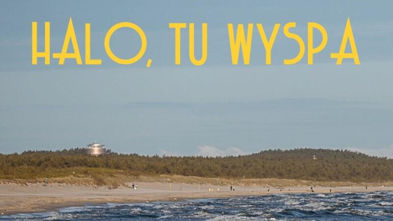 Górna część strony tytułowej gazetki. Widok plaży, na której są spacerujące osoby - z prawej jest falujące morze, z lewej mamy las, daleko pośród drzew lśni szczyt wieży zbiornika Kazimierz. Na tle nieba duże żółte litery składają się na tytuł: Halo, tu Wyspa