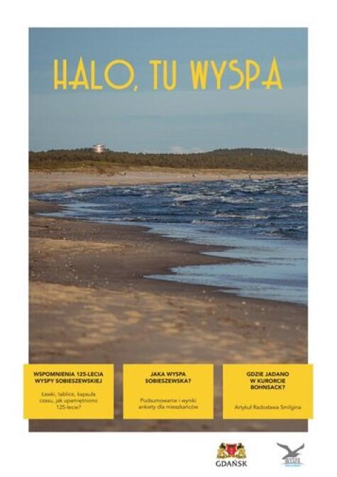 Cała strona tytułowa gazetki w układzie pionowym. Widok plaży, na której są spacerujące osoby - z prawej, ku dołowi, jest falujące morze, z lewej mamy las, daleko pośród drzew lśni szczyt wieży zbiornika Kazimierz. Na tle nieba duże żółte litery składają się na tytuł: Halo, tu Wyspa. U dołu w układzie poziomym znajdują się trzy żółte kwadraciki z zapowiedziami tekstów znajdujących się w środku