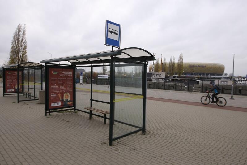Przystanek autobusowy Stadion przy ul. Marynarki Polskiej - tu zatrzymuje się m.in. sezonowa linia 658 