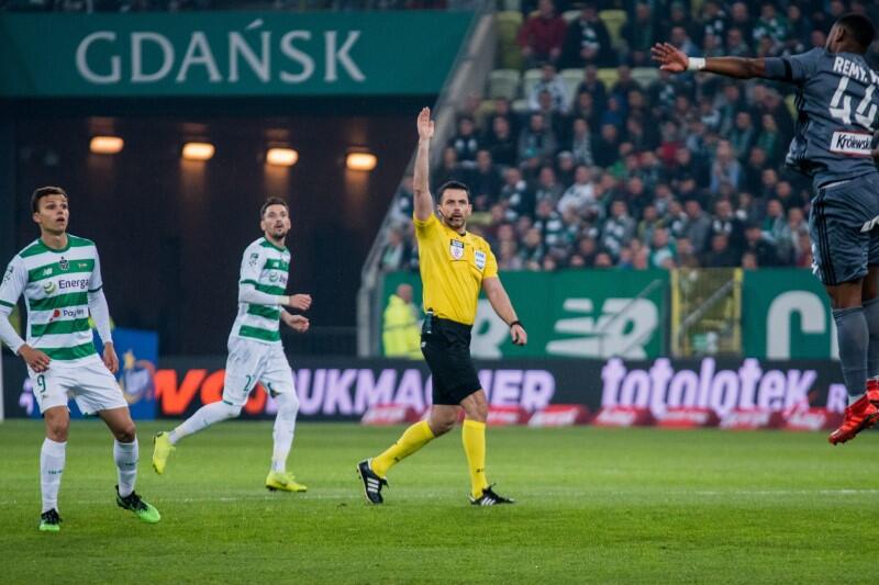 Sędzia Daniel Stefański na stadionie Arena Gdańsk 27 kwietnia 2019 roku sędziował mecz Lechia - Legia Warszawa. Przy stanie 0:0 nie podyktował karnego dla Biało-Zielonych, choć piłka toczyła się do bramki i gol nie padł tylko dlatego, że zatrzymał ją ręką przewracający się na murawę obrońca Legii