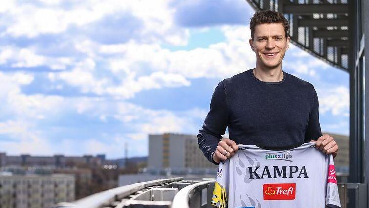 Lukas Kampa z koszulką Trefla na koronie Ergo Areny