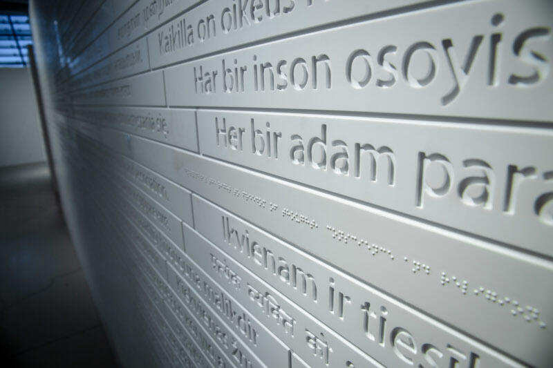 Fragment wystawy stałej z alfabetem Braille'a, sala F