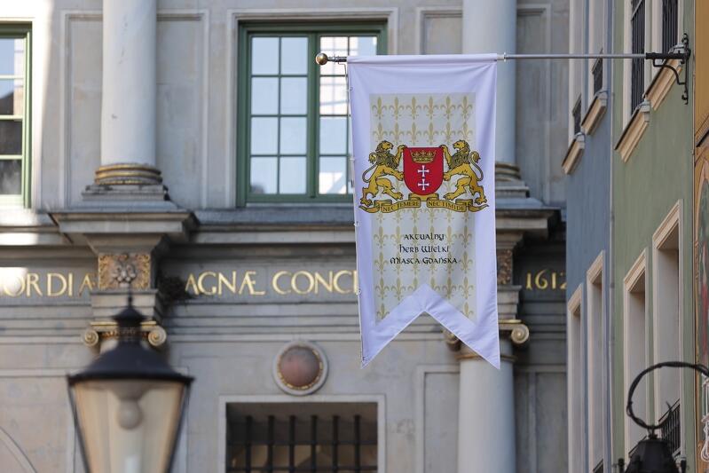 Flagi prezentujące herby Gdańska na przestrzeni wieków zawisły na ulicy Długiej z okazji Święta Miasta, w czwartek, 20 maja