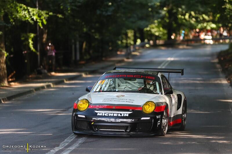 Porsche 911 Turbo S na trasie 23. Grand Prix Sopot-Gdynia. Warkot silników sportowych samochodów jest jedną z atrakcji takich zawodów