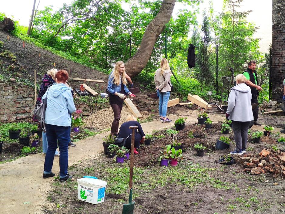 22 maja mieszkańcy zasadzili nowe rośliny, a przy okazji także posprzątali zaniedbany teren przy ul. Biskupiej
