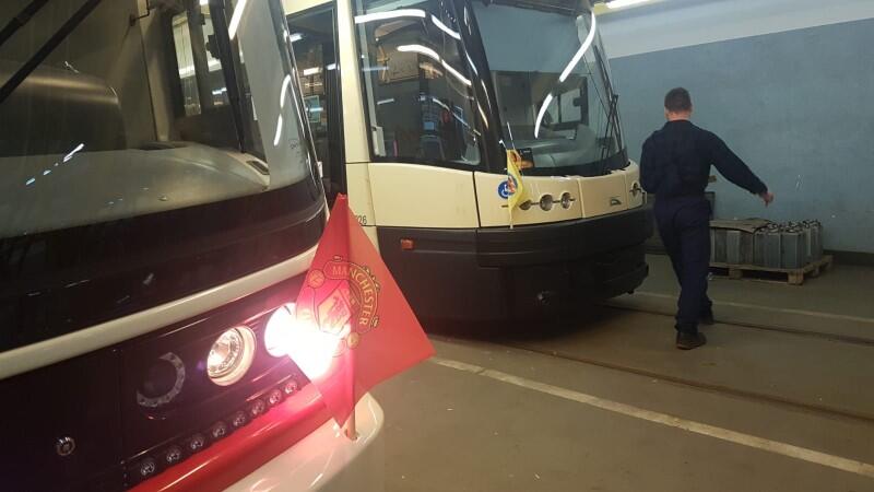 Chorągiewki obu klubów na miejskich tramwajach, tuż przed wyruszeniem w trasę. Czerwona chorągiewka to Manchester United, żółta - Villarreal CF