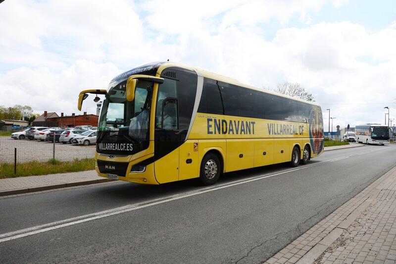 Autokar klubowy Villarreal w drodze z lotniska do Sopotu, gdzie piłkarze mają swoją bazę