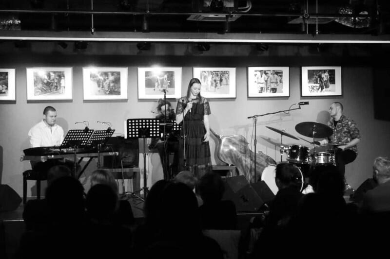 Agata Kujawa występowała już w różnych muzycznych składach, m.in. w Oliwskim Ratuszu Kultury. Tym razem zaśpiewa w trio
