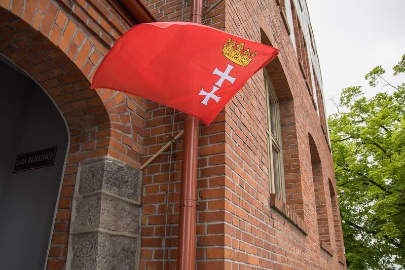 Kto ma flagę Gdańska, niech ją wywiesza niezwłocznie u wejścia do domu, przy oknie, na balkonie. Kto nie ma - może ją otrzymać za darmo, w prezencie od Miasta. W piątek, od godz. 10.30 będzie do rozdania 500 flag Gdańska i 500 narodowych. Gdzie? W miejscu, które wszyscy świetnie znają - przy Bramie Wyżynnej