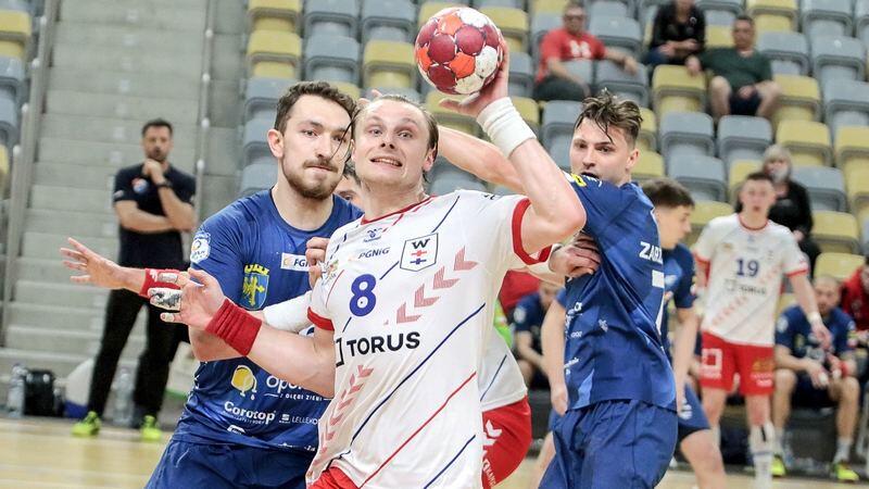 Krzysztof Gądek (z piłką) ma na koncie na razie 28 goli. W meczu z Zagłębiem Lubin będzie chciał poprawić swój bilans