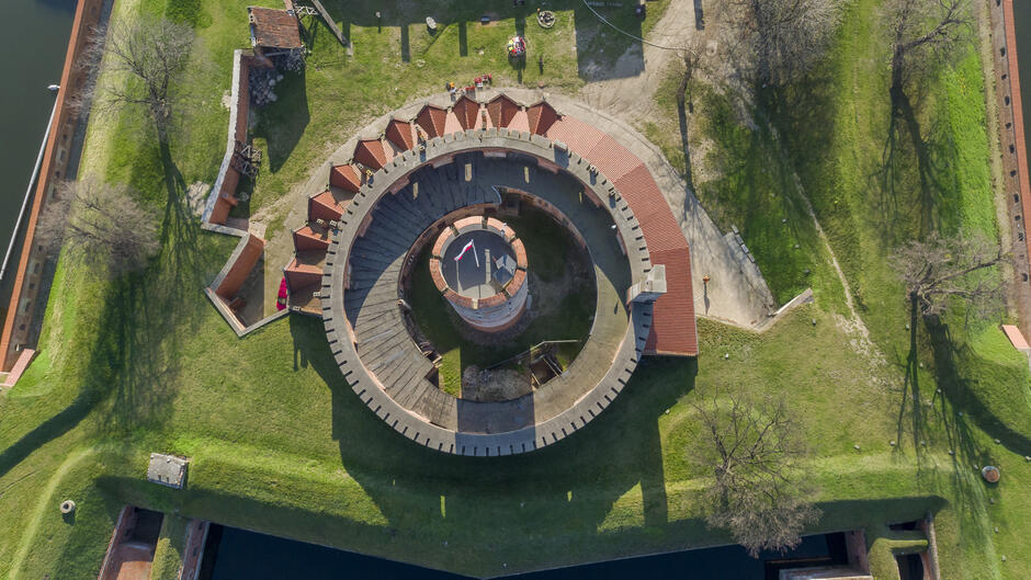 Gdańsk. Twierdza Wisłoujście. Widok na wieżę i fort z lotu ptaka. Po lewej widoczny fragment północnego muru oporowego.